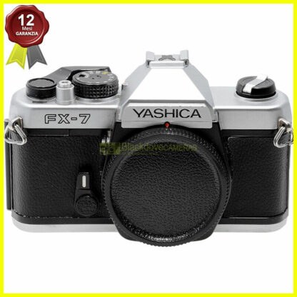 Yashica FX-7. Fotocamera reflex automatica a pellicola. Macchina fotografica.